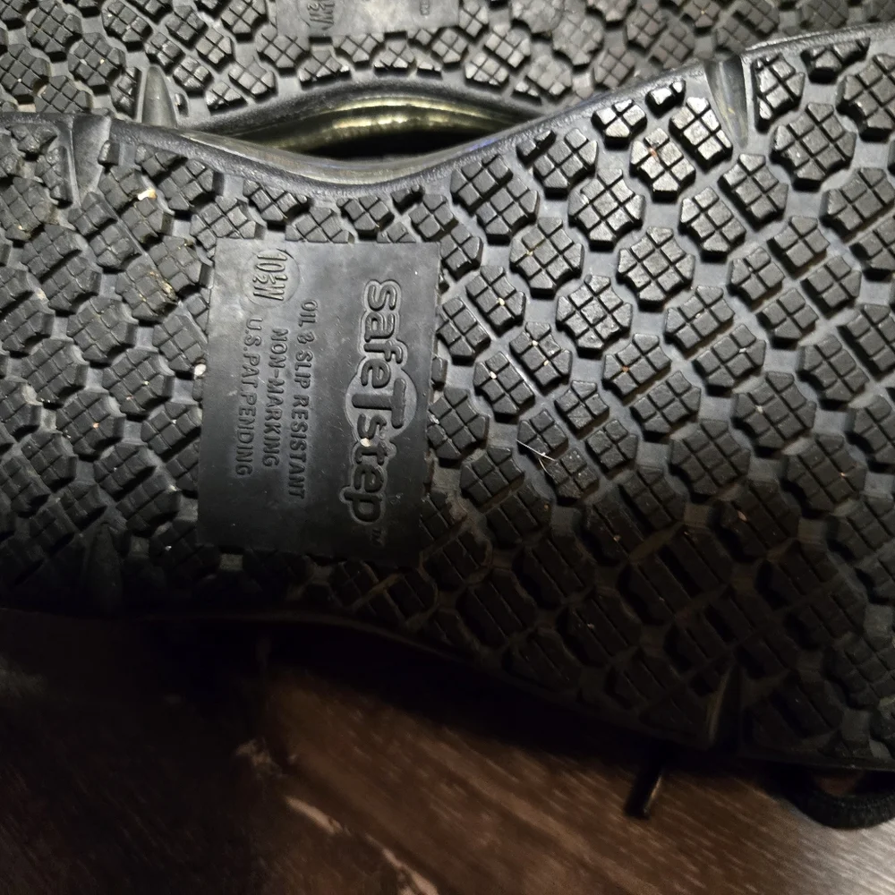 SafeT Step Black‎ Men sizes. 10.5 oil & slip resistant outsole